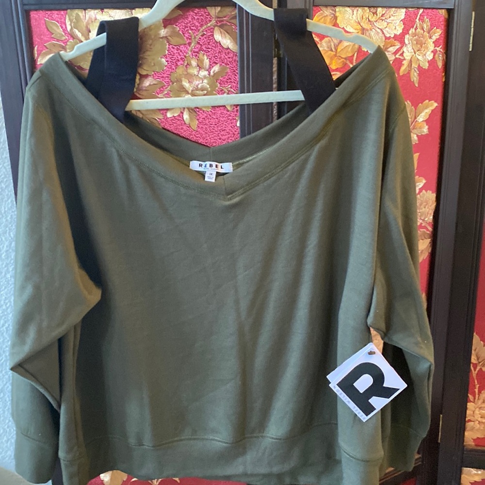 Rebel Wilson💐Cold Shoulder Green Long Sleeve Top.NWT. Size 1X Great Gift🛍